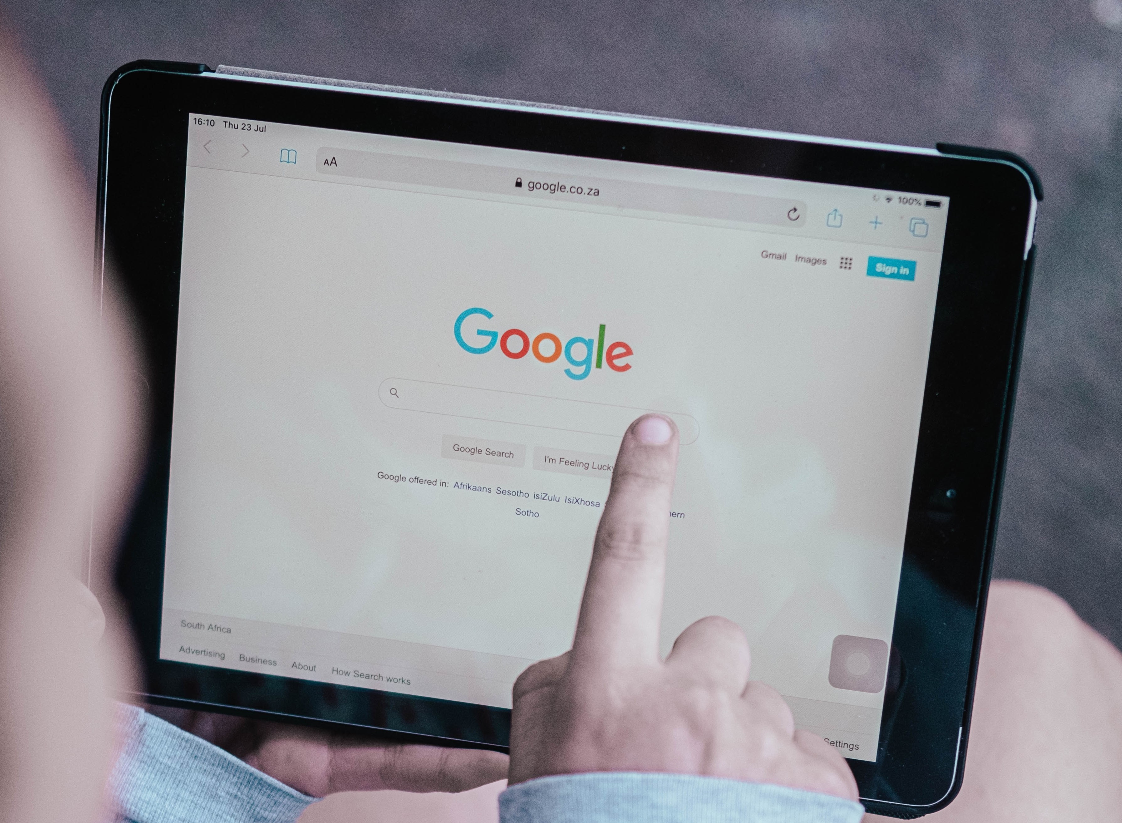 Manos de una persona tecleando en un ordenador portátil. En la pantalla se ve una vista de Google Search Console.